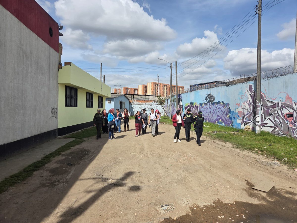 SubLGBTI's tweet image. Recorrido en el barrio Chircal, localidad de Fontibón, para identificar problemáticas de la ciudadanía, en una articulación física y digital entre diferentes entidades de Bogotá,trabajando juntas para fortalecer la seguridad, la convivencia y el bienestar comunitario. #AquíSíPasa