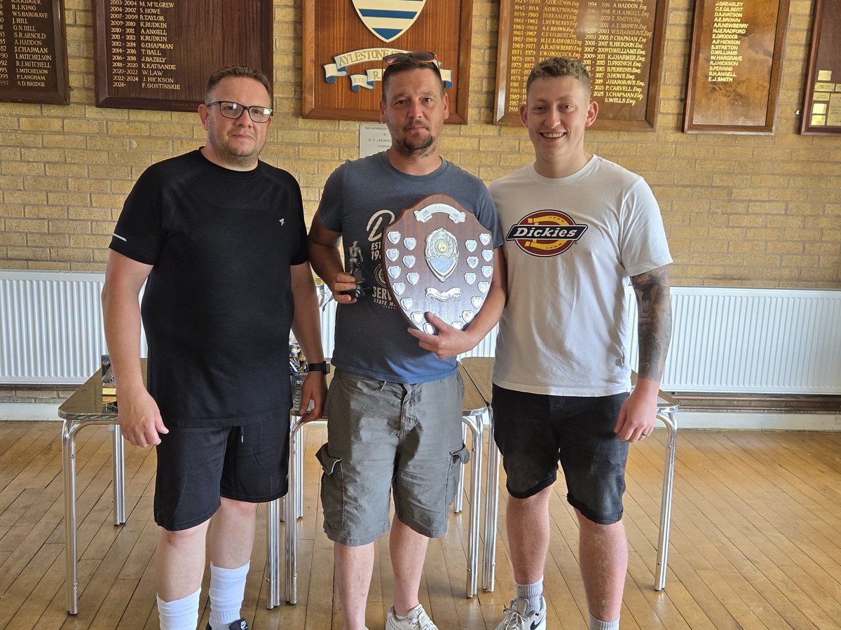 Congratulations to the managers player of the year and the players player of the year Stephen Kindleysides as he picks up both awards 🏆