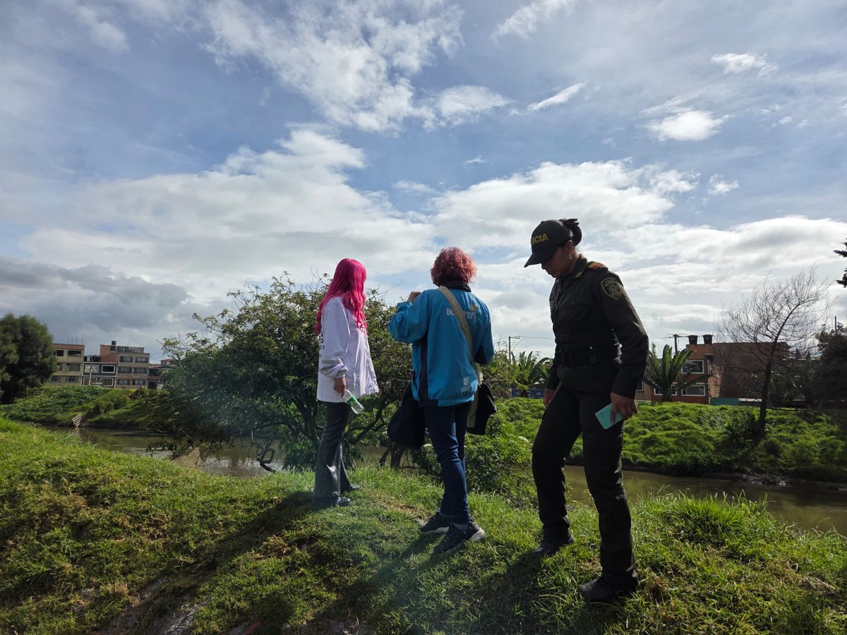 SubLGBTI's tweet image. Recorrido en el barrio Chircal, localidad de Fontibón, para identificar problemáticas de la ciudadanía, en una articulación física y digital entre diferentes entidades de Bogotá,trabajando juntas para fortalecer la seguridad, la convivencia y el bienestar comunitario. #AquíSíPasa