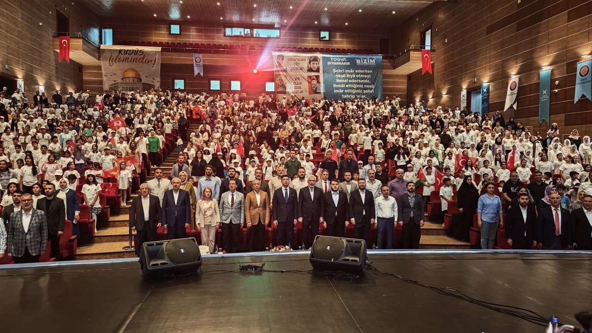 📍 TÜGVA Diyarbakır Yaz Okulu Finali

Günlerce süren bilgi, kardeşlik ve eğlence dolu serüvenimizi bugün büyük bir coşkuyla tamamladık.

Birlikte öğrendik, güldük, oynadık ve en önemlisi bir aile olduk.💯

Bu güzel yolculukta emeği geçen tüm öğretmenlerimize, gönüllülerimize ve