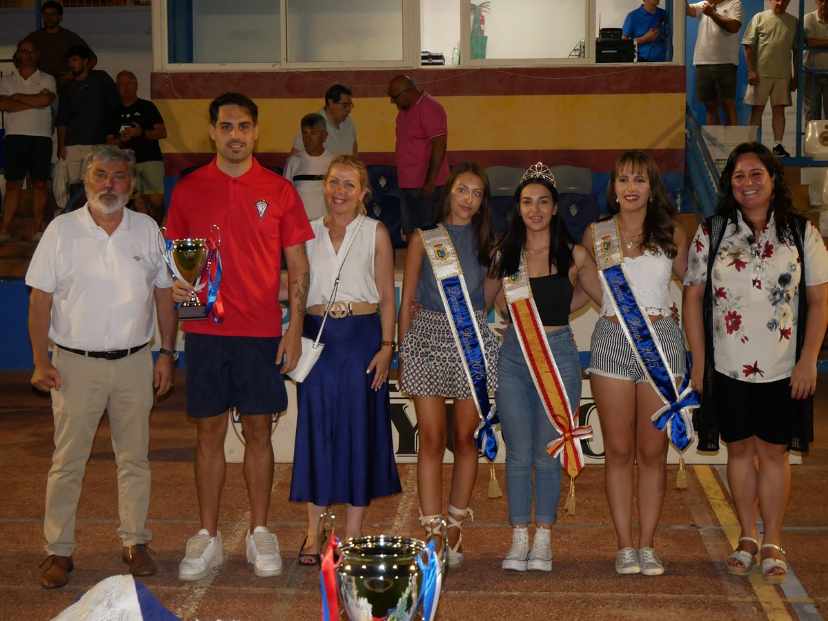 YugoUDS's tweet photo. 🏆 TROFEO FERIA Y FIESTAS | Fotos de este trofeo de este año ante el @CPVillarrobledo

🐾 Seguimos paso a paso en esta ilusionante temporada 

#VamosUnión 💙 https://t.co/cymTsxxDFT