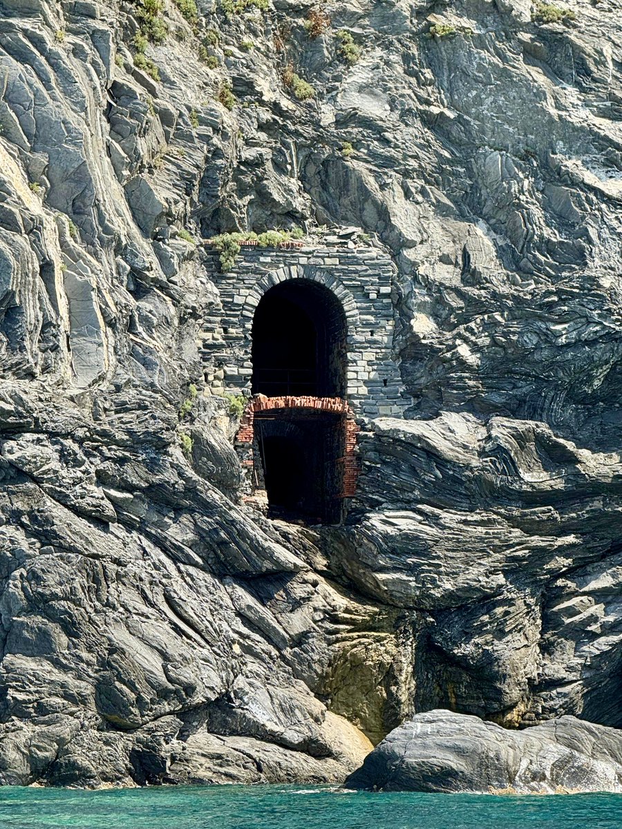 Το Cinque Terre είναι πλέον καλά γνωστό, εθνικό πάρκο, τουριστικός προορισμός, πανέμορφο, υπερφωτογραφημένο. 

Η φωτογραφία όμως αυτή 👇 λέει μια ιστορία που νομίζω δεν είναι αρκετά γνωστή.

Οι στοές αυτές που βλέπουν θάλασσα είναι κατασκευαστικά τούνελ του 19ου αιώνα, ανοιγμένα