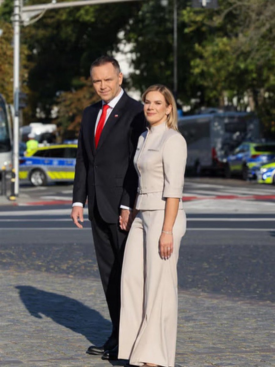 Na koniec dnia chcę powiedzieć, że tak cudownie prezentująca się Para Prezydencka to dla nas Polaków, powinien być naprawdę ogromny zaszczyt. Do tego słodka córeczka i dumni synowie! 
Z tak silnym i prawym człowiekiem, idziemy naprawdę w dobrym kierunku!