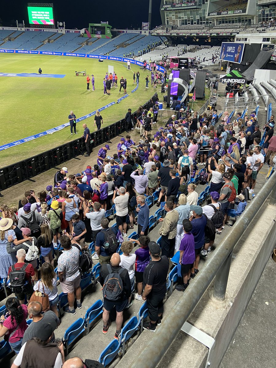 Class that all the Superchargers players including <a href="/benstokes38/">Ben Stokes</a> stay to sign every.single.autograph.