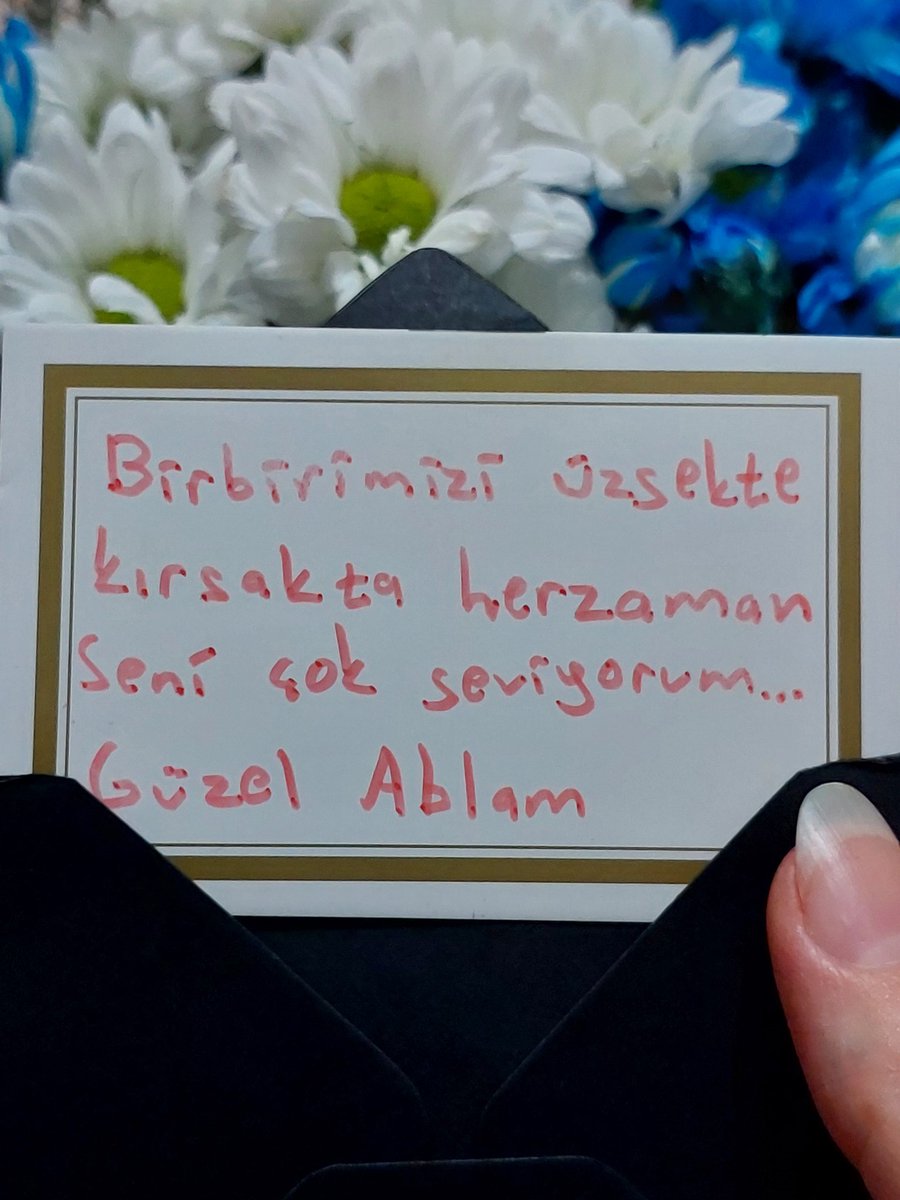 edaaasuu's tweet photo. Erkek kardeşimle sabah tartıştık diye akşam işten gelirken çiçek almış gelmiş... Kızlar bir centilmen yetişiyor 🥹🤍 (14 yaşında) https://t.co/l2mtUqTrt7
