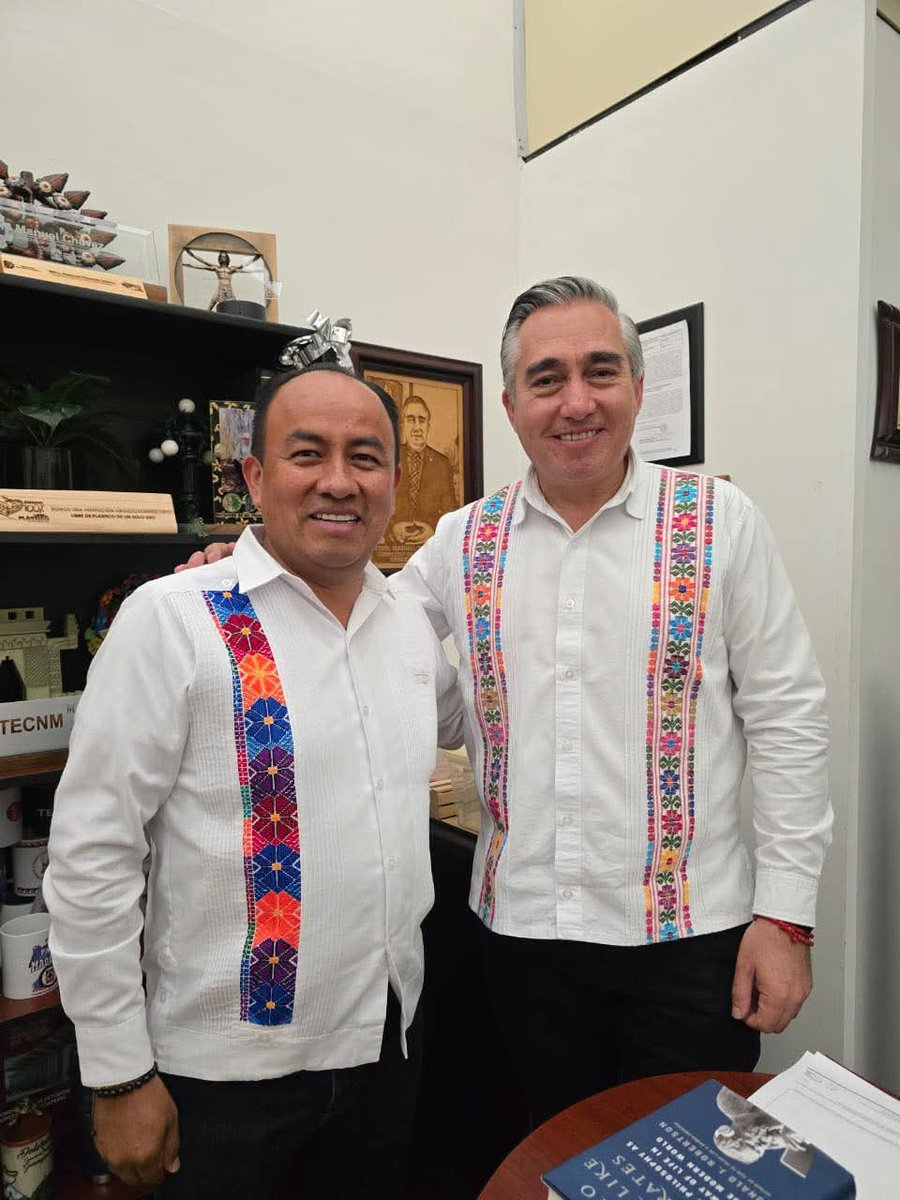 En la Ciudad de México, nos reunimos con el Mtro. Ramón Jiménez López (<a href="/Ramon_Jimenez_L/">Ramón Jiménez López</a>), Director General del <a href="/TecNM_MX/">TecNM</a>, y con el Mtro. Manuel Chávez Saenz (<a href="/Machsa74/">Manuel Chávez Sáenz</a>), Director de los  Tecnológicos Descentralizados, para avanzar en la construcción de un convenio