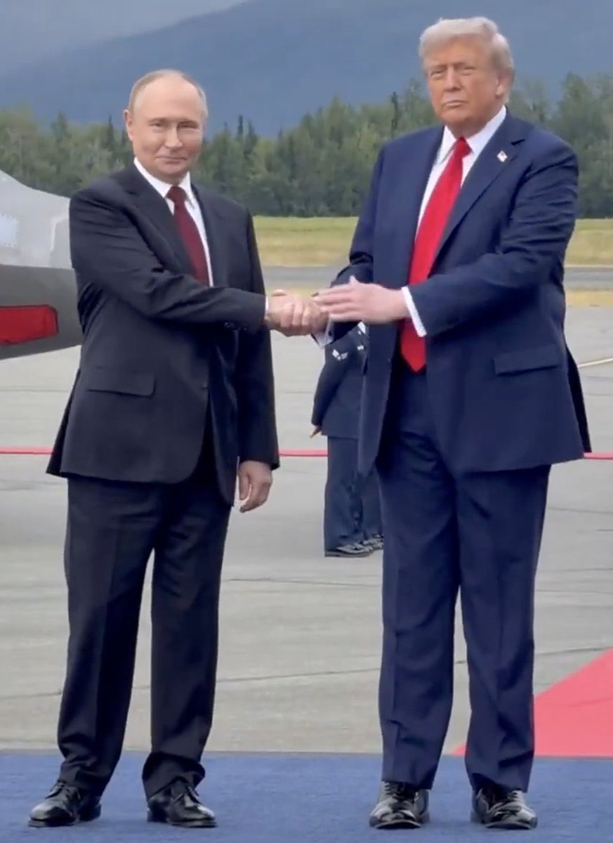 Trump wita Putina jak starego kumpla, a od PiS-owskich wyborców za chwilę usłyszymy, że „to tylko dyplomacja” albo „tak trzeba dla pokoju”. Ciekawe jak głęboko Trump przywita Putina, aby dostać tego pokojowego Nobla. Zapiszcie to zdjęcie i wrzucajcie zamiast starego molo.