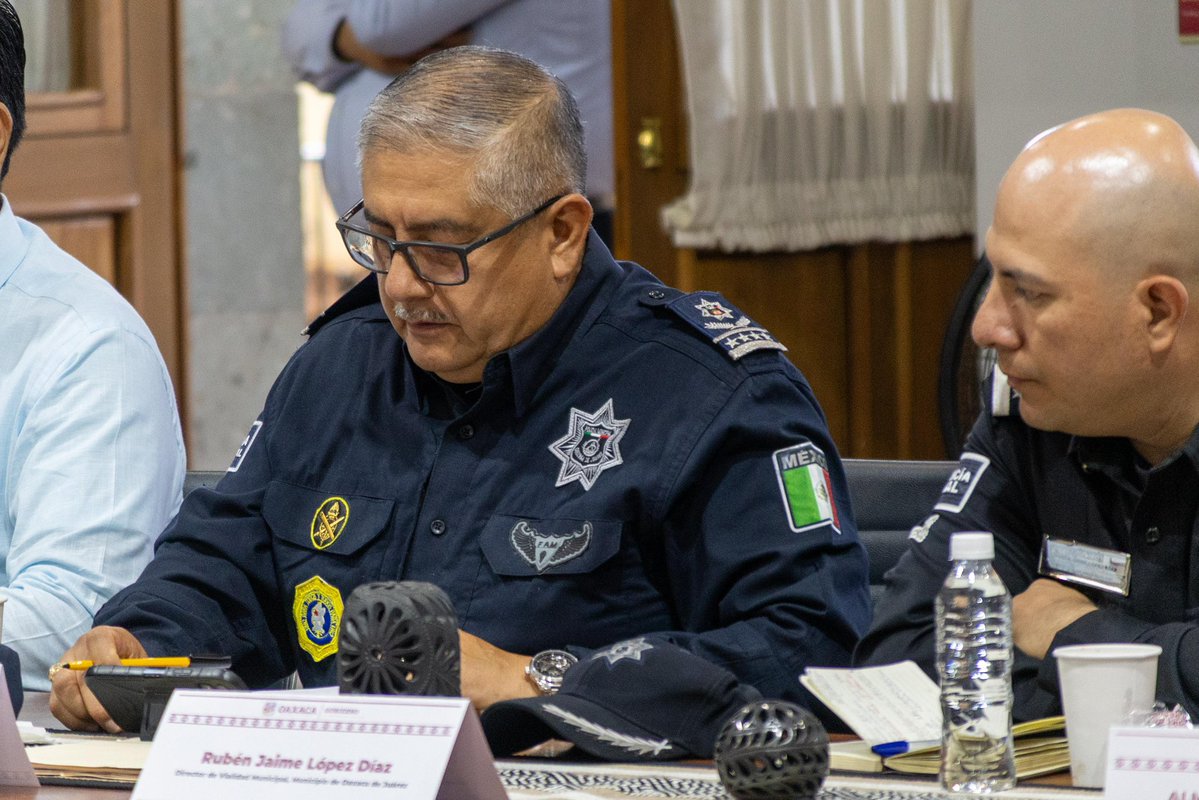 Municipio de Oaxaca de Juárez (@municipiooaxaca) on Twitter photo En la Mesa de Seguridad Metropolitana, el presidente municipal <a href="/raychagoya/">Ray Chagoya</a> refrendó el compromiso de Oaxaca de Juárez con la coordinación interinstitucional para proteger la tranquilidad de las vecinas y vecinos.
Avanzamos hacia una capital más segura, limpia y ordenada. En la Mesa de Seguridad Metropolitana, el presidente municipal <a href="/raychagoya/">Ray Chagoya</a> refrendó el compromiso de Oaxaca de Juárez con la coordinación interinstitucional para proteger la tranquilidad de las vecinas y vecinos.
Avanzamos hacia una capital más segura, limpia y ordenada.