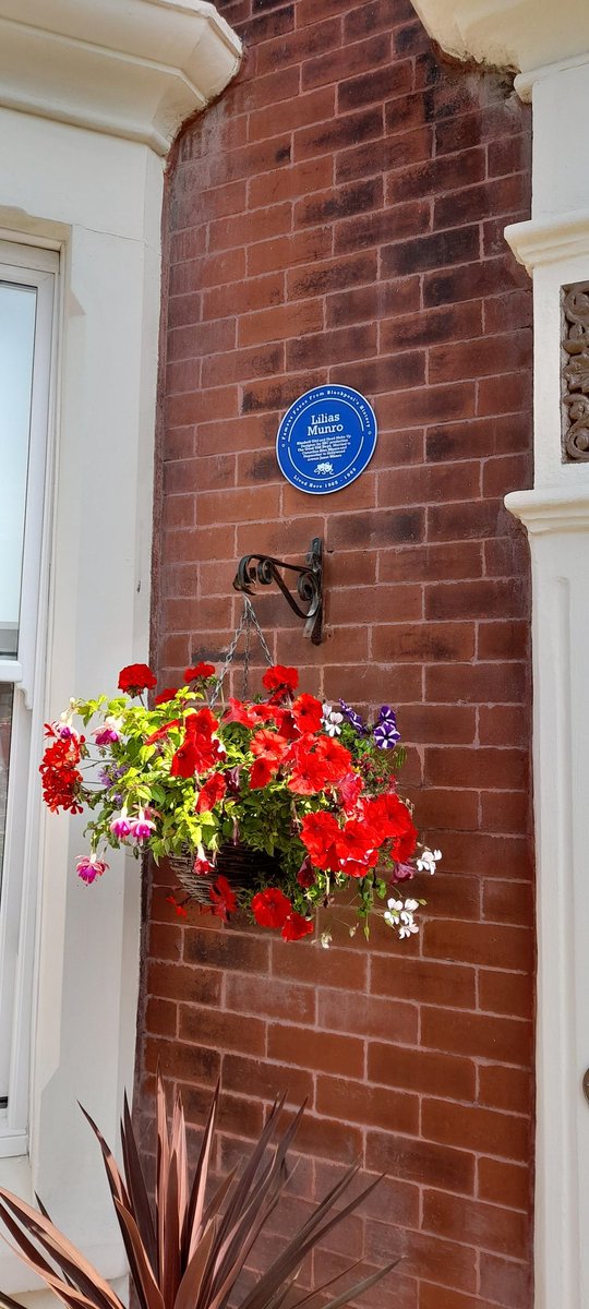 History of my Blackpool house. The Good Old Days, Madame Bluebell and a Hollywood actress!
Alex Munro the comedian went on to become known as "Mr Llandudno" as he ran all the theatres there. #BBC #Llandudno #theatre #Blackpool