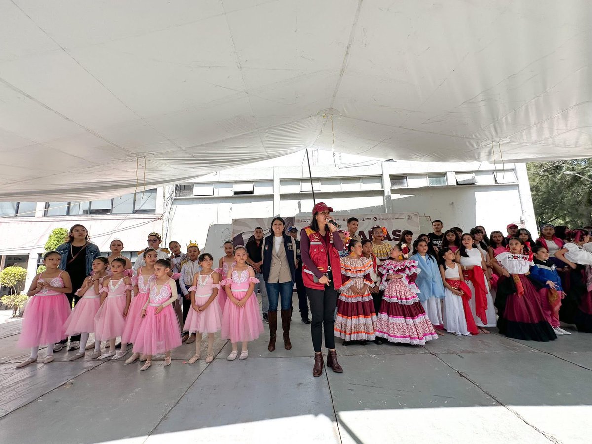 💃🕺 #JornadasDeLaPaz en Tláhuac ✨

La explanada de la alcaldía se llenó de color, música y talento con las presentaciones de danza árabe, danza clásica, baile folclórico, baile mixto y más, a cargo de alumnas y alumnos de Escuelas para la Vida Tláhuac y Casas de Cultura. 🎶🌸