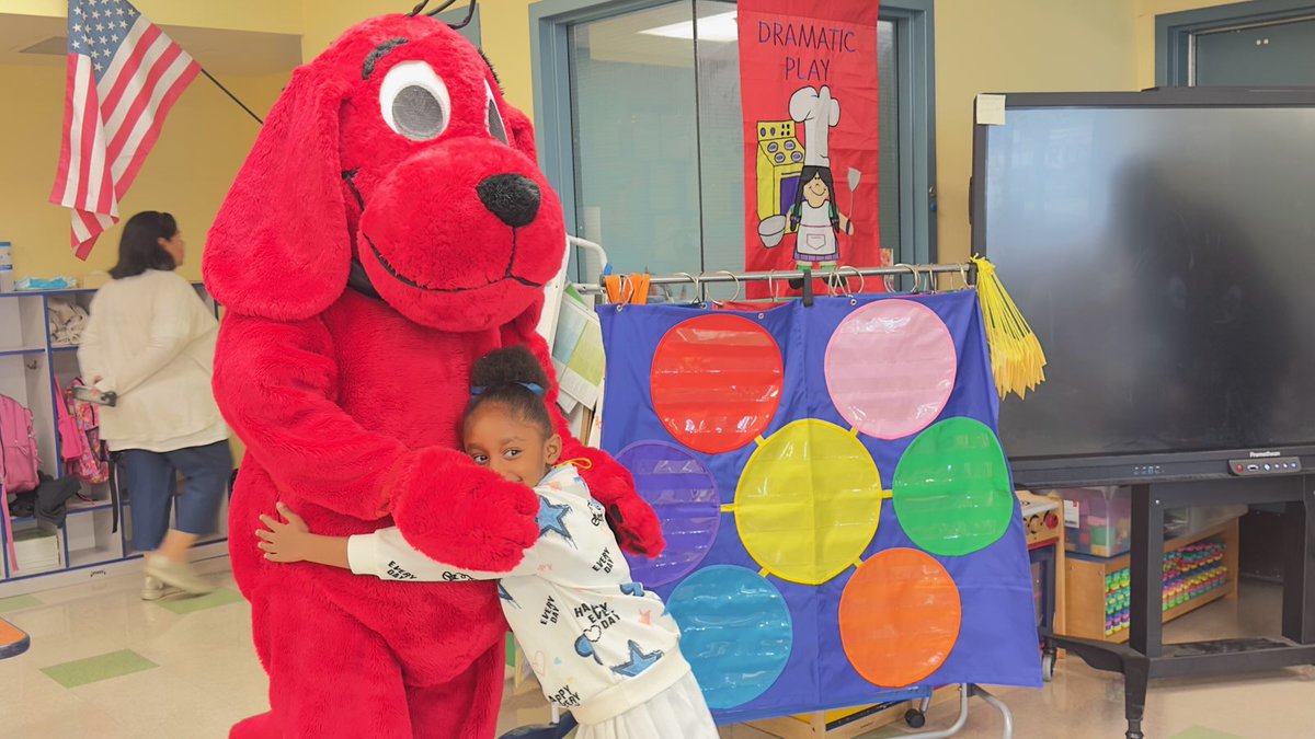 LAUSDSup's tweet photo. 📚🐾 Reading opens the world for our students! We kicked off the first week at Bakewell Primary Center with @AsmTinaMcKinnor and @FamsInSchools President & Executive Director Yolie Flores for #ReadLA — sharing books, smiles, and even a visit from Clifford the Big Red Dog! Students and families enjoyed storytime, books to take home, and a love of reading that’s off the charts. ✨
#BackToSchool #LiteracyMatters #ReadLA #JoyOfReading #InspiringGreatness