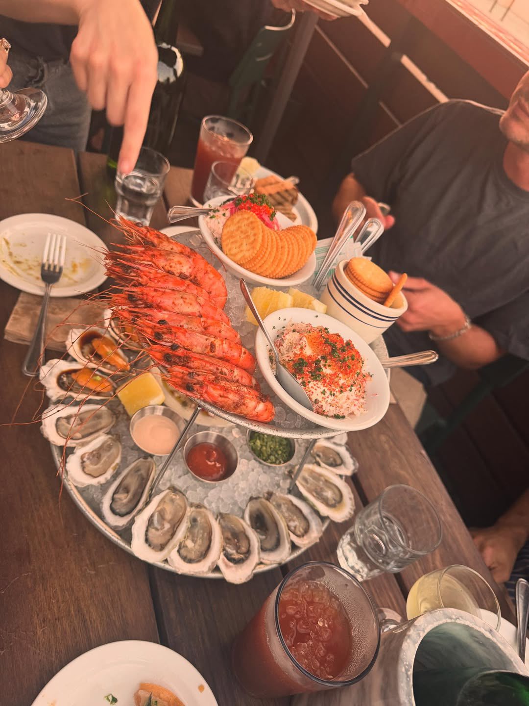 Bia on X: "passo muito mal que nós sempre quisemos o logan com a sel e ganhamos double date KKKKKKKK" / X