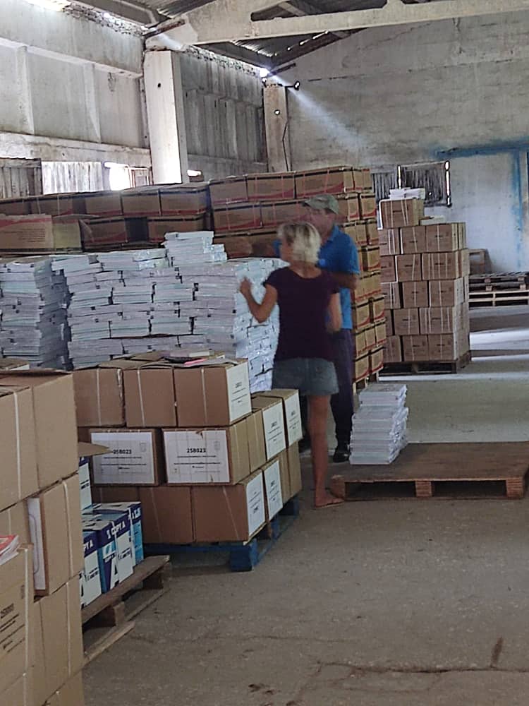 🔵🔴| #Proved continúa #SustentandoElFuturo de la Patria. 
Se están recepcionando en nuestros almacenes las libretas para el curso escolar 2025-2026, y ya se distribuyen a los municipios Mayarí y Moa.  
#HonorHolguinero