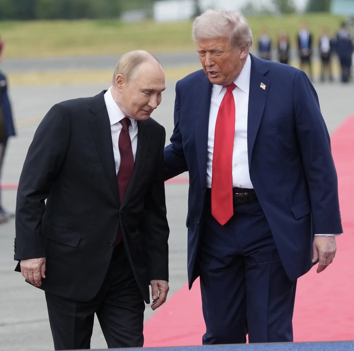 L’accoglienza riservata da Trump a Putin è già un importante successo. Per Putin. 
Dopo morte e devastazione provocate in Ucraina e 3 anni di isolamento internazionale, viene ricevuto con tutti gli onori dalla più grande potenza del mondo e guida della NATO. Per ora emerge questo