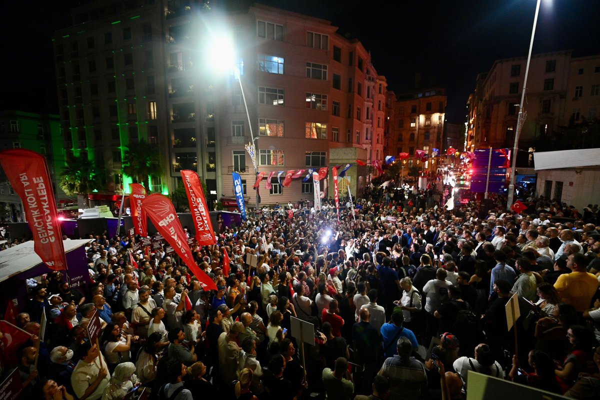 Bugün, tüm gün Vatan Emniyet Müdürlüğü’nde avukatlarım aracılığıyla bana ulaştırdığınız notlarınızı, mesajlarınızı tek tek okudum. Her bir satırınız bana güç verdi, yüreğimi ısıttı. 

Yalnız olmadığımı, hep birlikte omuz omuza ülkemize adalet ve hürriyeti getireceğimizi daha iyi
