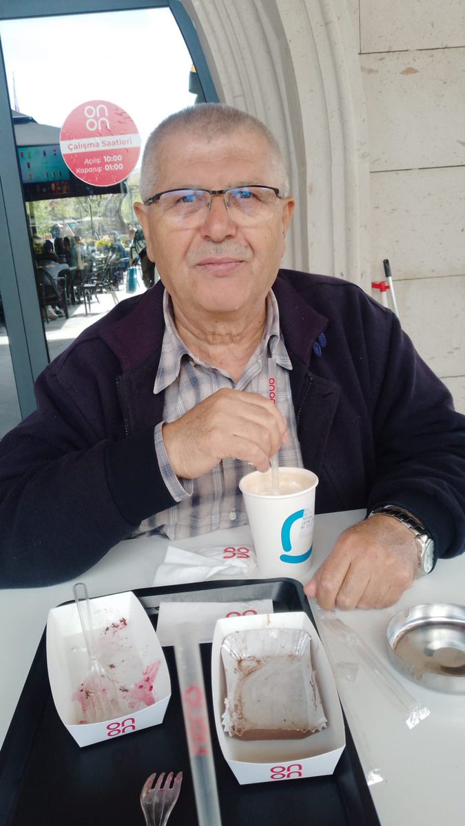 KanadalNaz's tweet photo. Hapishanelerdeki olumsuz koşullar bir can daha aldı ! 
On gün önce Manisa M Tipi Cezaevinde beyin kanaması geçiren 70 yaşındaki terzi Hüseyin Parlak, bu sabah Manisa'da hayatını kaybetti. 
70 yaşındaki Parlak'ın hiçbir sağlık sorunu yoktu. Aşırı sıcak ve kalabalık nedeniyle iki kez koğuşta bayıldı. İlk baygınlıktan sonra kafasını çarpmasına rağmen hiçbir şeyi yok diye tekrar cezaevine götürüldü. İkinci baygınlık beyin kanamasıyla sonuçlandı. Bile isteye ihmalkarlıklar zinciri ile ölüme gönderildi.
Suçu mu neydi ? Sohbetlere katılıp fakir öğrencilere yardım etmek! Kaç yıl mı cezası vardı ? 7 yıl 6 ay !