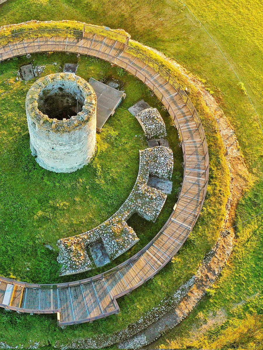 🔴 𝗟𝗲𝘀 𝗽𝗶𝗲𝗿𝗿𝗲𝘀 𝗽𝗮𝗿𝗹𝗲𝗻𝘁 ! ❤
Pourquoi sommes-nous si amoureux du Fâ ? Parce que les vestiges qui se dressent encore fièrement rappellent la grandeur d’une cité gallo-romaine qui dominait autrefois tout l’estuaire ! 🥲
🌐 fa-barzan.com