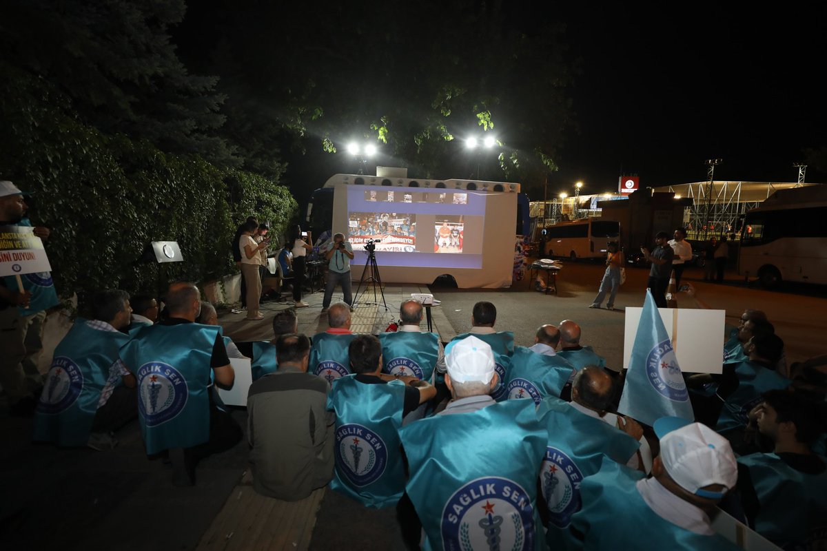 sagliksen's tweet photo. Sağlık-Sen, Çalışma ve Sosyal Güvenlik Bakanlığı önünde #112Dakika oturma eylemi yaptı:

"Teklif edilen rakamların çarşı pazarla alakası yoktur!"

#TeklifYenilensin 
#YetersizTeklifeHayır https://t.co/o7EctKTx7M