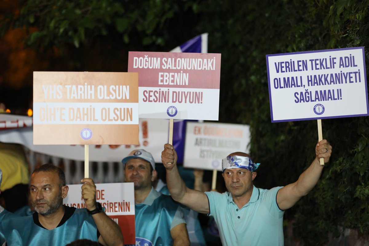 Sağlık-Sen, Çalışma ve Sosyal Güvenlik Bakanlığı önünde #112Dakika oturma eylemi yaptı:

"Teklif edilen rakamların çarşı pazarla alakası yoktur!"

#TeklifYenilensin 
#YetersizTeklifeHayır