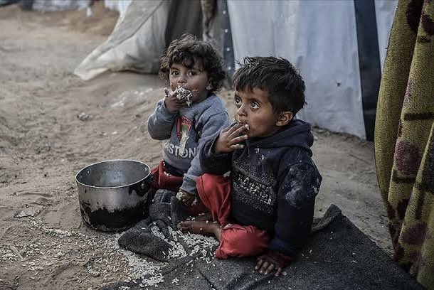 #KatilSiyonistİsrail 
#GazzeAçlıktanÖlüyor 

Hangisi daha acımasız hâfız, zaman mı? fotoğraflar mı? Biri eskitiyor, diğeri eskiyor. Acımasızlıkta zamana da fotoğraflara da rahmet okutan israil'e lânet olsun, hâmisi amerika kahrolsun..