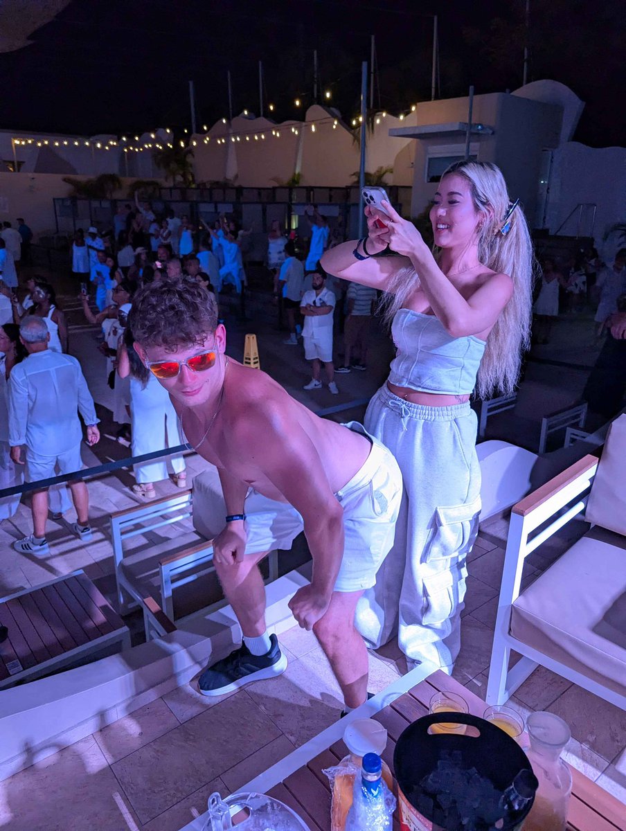 HuraconVAL's tweet image. Half way through the cancun trip💯