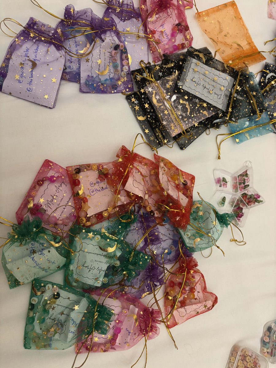 acursedpumpkin's tweet image. 🥺✨ Mendes Army
We’re making little bracelets to give away tomorrow at the London show 💛
Can’t wait to share this moment with you! 🫶
#MendesArmy #ShawnMendes #OnTheRoadAgainLondon #London @ShawnAccess @ShawnMendes