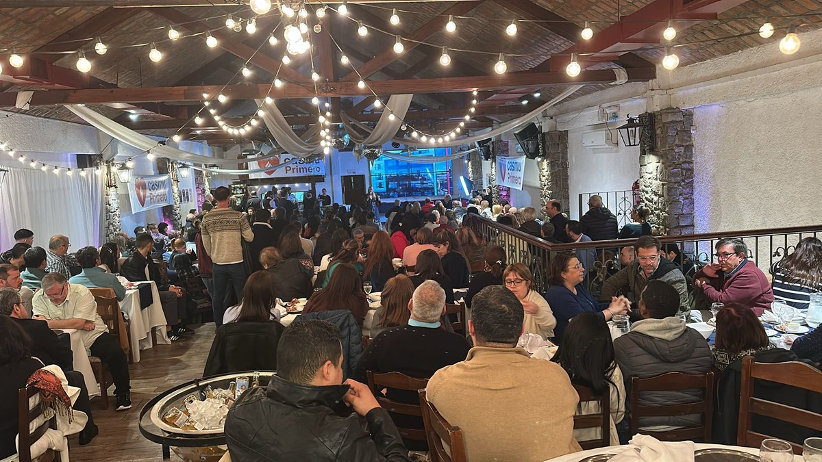 En un emotivo lanzamiento con 400 colegas, CASMU PRIMERO presentó oficialmente a sus candidatos.

CASMU se juega su futuro. 

La estabilidad, las garantías y el progreso se encuentran en <a href="/CasmuPrimero/">CasmuPrimero</a>. 

<a href="/RaulGermanRodri/">Raul German Rodrigue</a> <a href="/andrea_zumar/">Andrea Zumar</a> <a href="/jjareosa/">Juan José Areosa</a> #17Set 

#CasmuPrimero 🏥