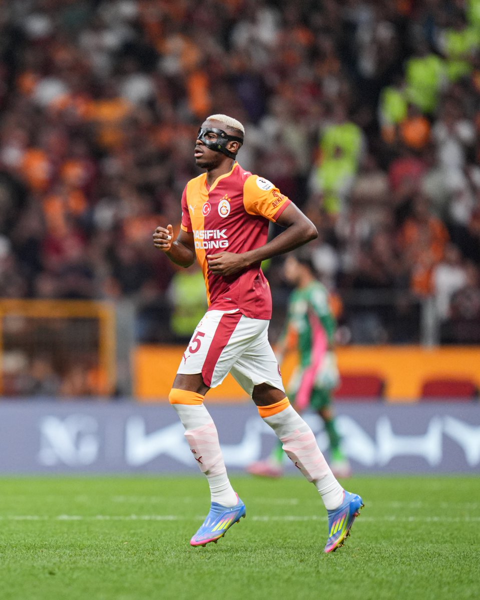 Yeni gelmedi, geri geldi. 🫶

Geçtiğimiz sezonun gol kralı Victor Osimhen, RAMS Park’ta yeniden taraftarımızla buluştu! 🙌

#GSvKG