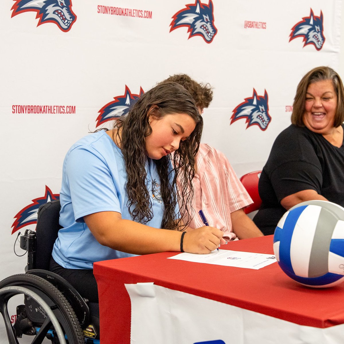 StonyBrookVB's tweet photo. Surprise, we’ve got another newcomer joining the team! Say hello to Emma D'antonio 🎉 

Emma joins us as our new Team Impact Kid! ❤️

🌊🐺 x #NCAAWVB x @goteamimpact https://t.co/8fD6HPJ5I0