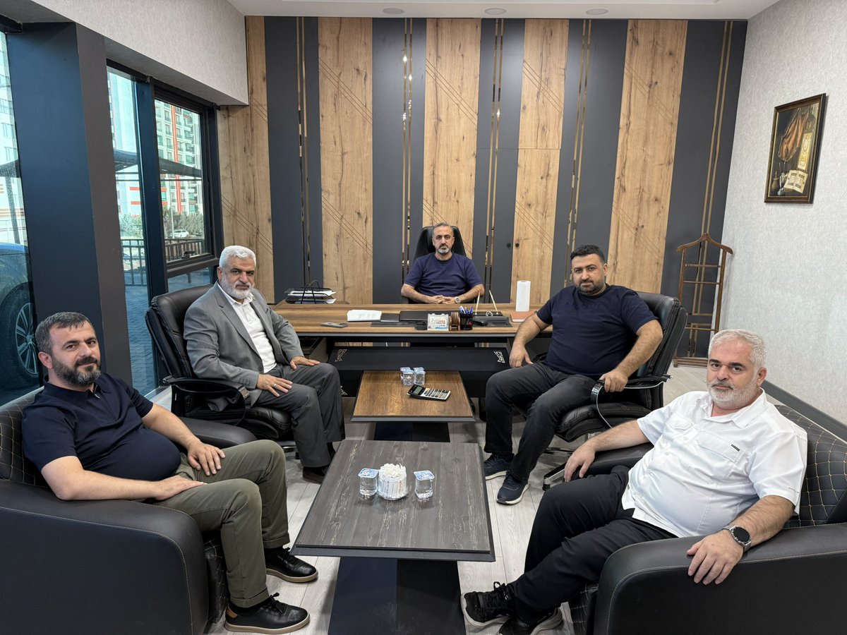 Başta Diyarbakır Ankara ve İstanbul olmak üzere birçok bölgede ticari ve konut projelerine imza atan, halkımıza büyük katkılar sağlayan üyemiz Ay Yapı İnşaat firmasının Yönetim Kurulu Başkanı H. Veysi Ay ve H. Mehmet Ay’ı, yönetim kurulumuzdaki iki arkadaşımızla birlikte