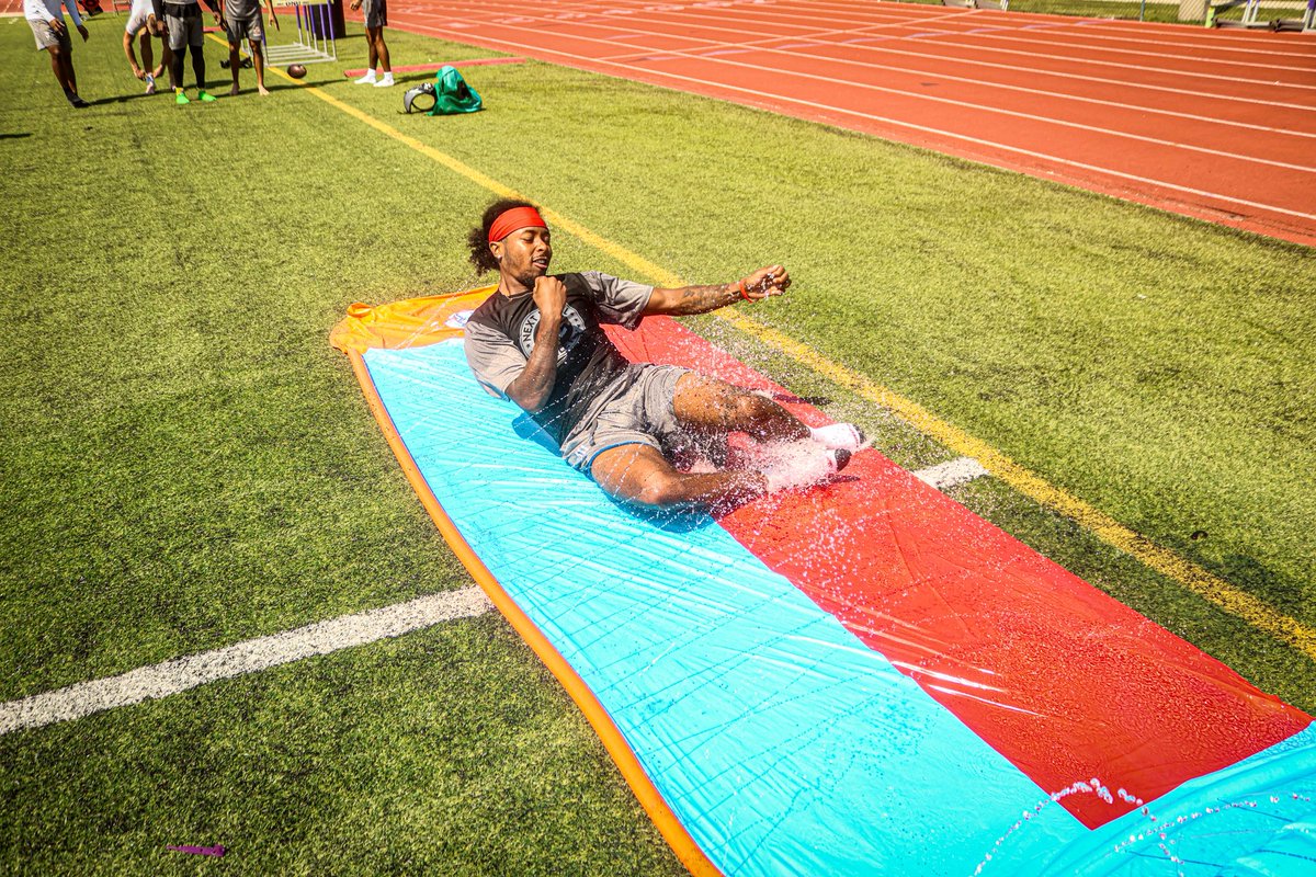 ONAZFootball's tweet image. We want to give a special thanks to @CPunches18 Head Coach of @Onazbaseball for coming out and working with our QBs on their sliding technique! 
- 
#HateAverageBeGREAT #WinTheWest #FearTheStreak #TheTigerWay #R837 #ComeToTheBourb #HoldTheRope