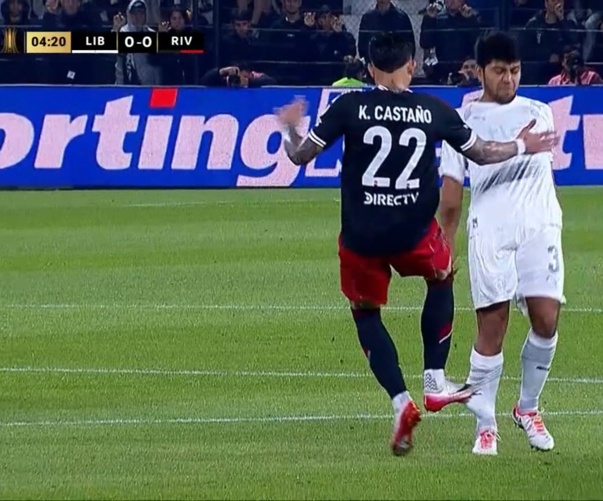 Lo de Sampaio, anoche, fué alevoso, 4ta vez que ayuda a River:
2017 vs Lanús, plancha de Pity y otras
2018 vs Independiente (VAR)
2019 vs Boca anula gol de Salvio y no cobra penales de Pinola
2025 vs Libertad, River 18 faltas cobradas otras ignoradas: ninguna 🟨