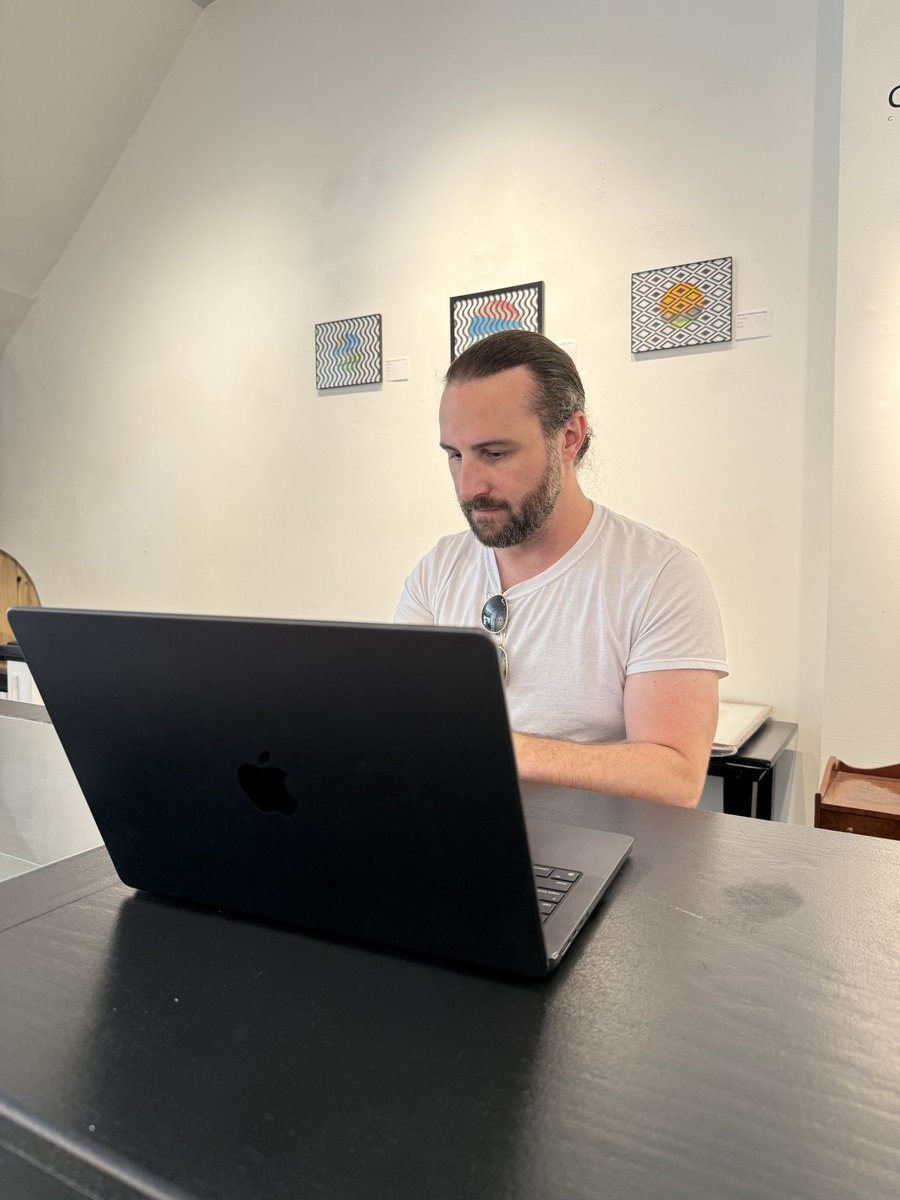 ColonnaContempo's tweet image. Remote work today for this mfer @Hildabroom7 #offcuts