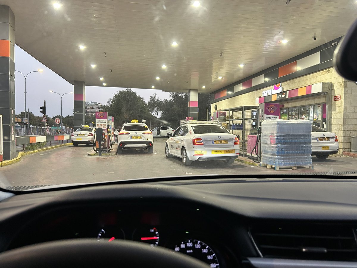 רק בישראל: 
מוניות חוסמות את כל המשאבות,
הנהגים קונים קפה 🤦🏽‍♂️