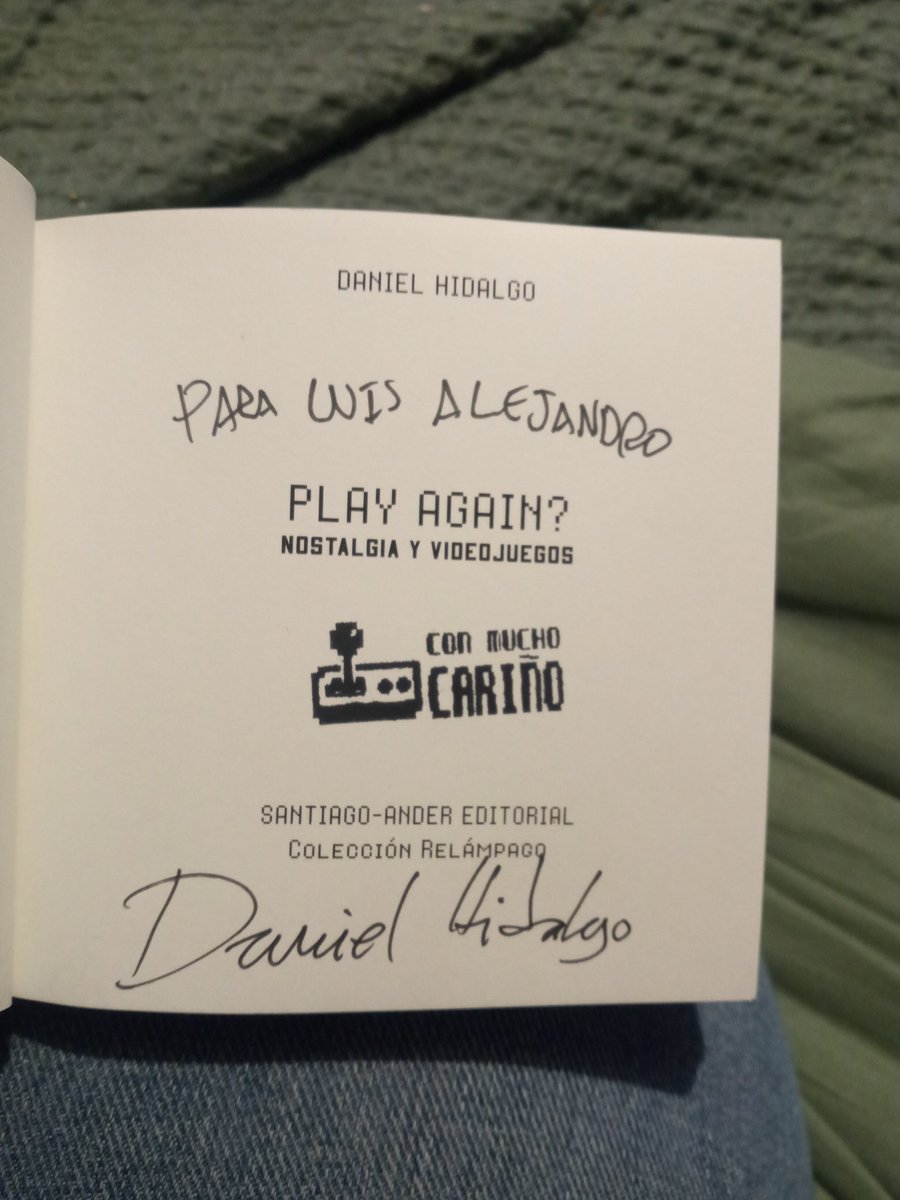 Luis Alejandro Bello (@luchojanobello) on Twitter photo Ayer asistí a una conversación en <a href="/QueLeoForestal/">Qué Leo Forestal</a> por el lanzamiento de "Play Again?", el nuevo libro de <a href="/dan_hidalgo/">Daniel Hidalgo</a> dentro de la "colección compacta" del sello <a href="/stgoandereditor/">Santiago-Ander</a>.
Nostalgia gamer que es más que jugar; porque se cuentan historias. Por cierto, libro firmado. Ayer asistí a una conversación en <a href="/QueLeoForestal/">Qué Leo Forestal</a> por el lanzamiento de "Play Again?", el nuevo libro de <a href="/dan_hidalgo/">Daniel Hidalgo</a> dentro de la "colección compacta" del sello <a href="/stgoandereditor/">Santiago-Ander</a>.
Nostalgia gamer que es más que jugar; porque se cuentan historias. Por cierto, libro firmado.