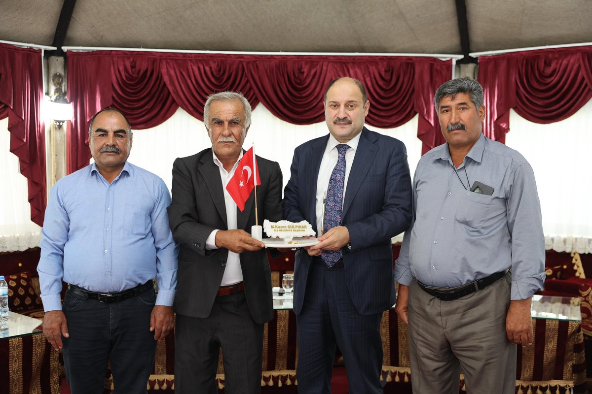 Eyyübiye ilçesi Kaplan Mahallesi eski muhtarı Osman Ali Kaplan ve beraberindeki heyet, Şanlıurfa Büyükşehir Belediye Başkanımız Mehmet Kasım Gülpınar’ı ziyaret etti.

Nazik ziyaretlerinden dolayı kendilerine teşekkür ederiz.