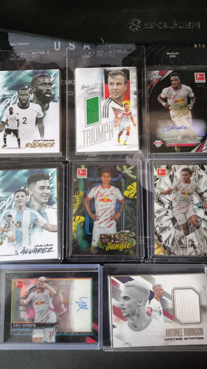 Neben unseren Neuzugängen gab es für mich und meine Sammlung auch Neuzugänge aus einem Boxbreak😍
Darunter der Schmankerl Mario Götze Match worn Patch 1/1