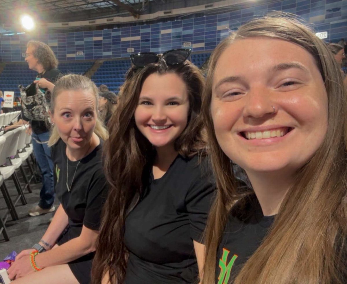 MissWalkerNGMS's tweet photo. Year 8 at @NKCSchools convo! ALL MY LIFE I WANNA BE A GATOR! CHOMP CHOMP! Ready to welcome 700 middle schoolers to @NGMSGators! @RochelDaniels https://t.co/Ri1a9MLyYk