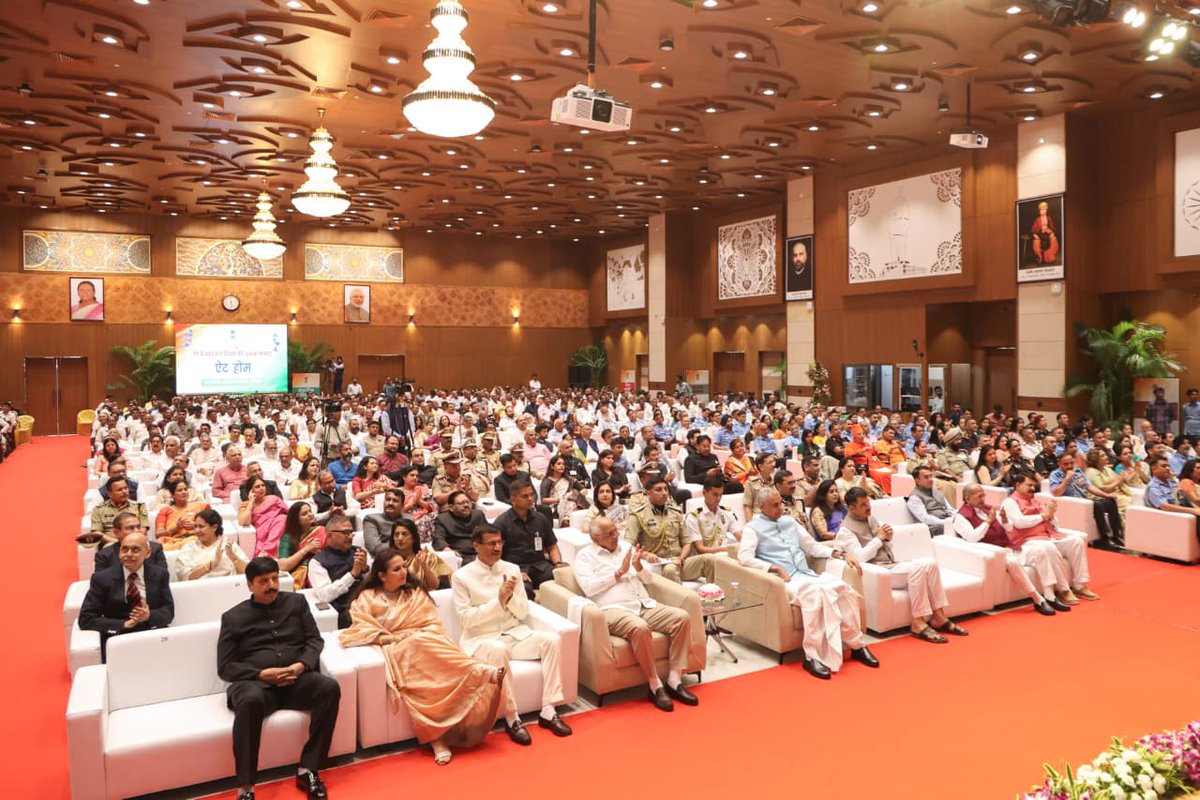 Bhupendrapbjp's tweet image. ગાંધીનગર રાજભવન ખાતે માનનીય રાજ્યપાલ શ્રી આચાર્ય દેવવ્રતજીની અધ્યક્ષતામાં આયોજિત 'એટ હોમ' કાર્યક્રમમાં વિવિધ ક્ષેત્રના આગેવાનો - મહાનુભાવોને મળીને સૌની સાથે 79માં સ્વાતંત્ર્ય પર્વની શુભેચ્છાનું આદાનપ્રદાન કર્યું. 

#IndependenceDayIndia #IndependenceDay2025