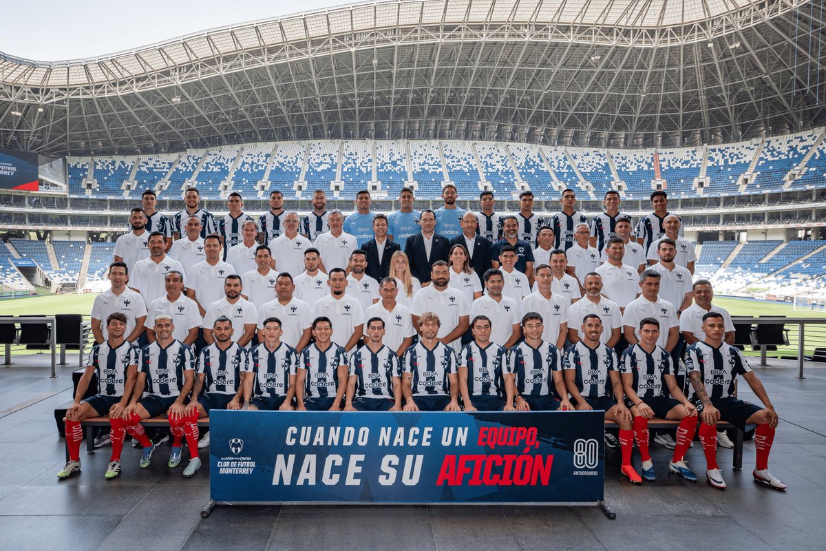 De los de blanco no conozco a ningún jugador ...¿Cómo que no son jugadores?

Y todos en nómina 😯 

¿Tanto personaje cómo pa qué?

Dioquis, diría mi abuela 😂