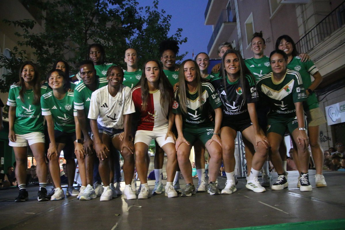 Cacereño Femenino (@cacerenofem) on Twitter photo ⚔️ Nuestra primera plantilla también estuvo presente en la presentación de las camisetas. 🐉
©️ <a href="/javago_cc/">Fotografo oficial C.P.C</a>
#EligeCreer #LaOrdenDelDecano #AúpaCPC ⚔️ Nuestra primera plantilla también estuvo presente en la presentación de las camisetas. 🐉
©️ <a href="/javago_cc/">Fotografo oficial C.P.C</a>
#EligeCreer #LaOrdenDelDecano #AúpaCPC