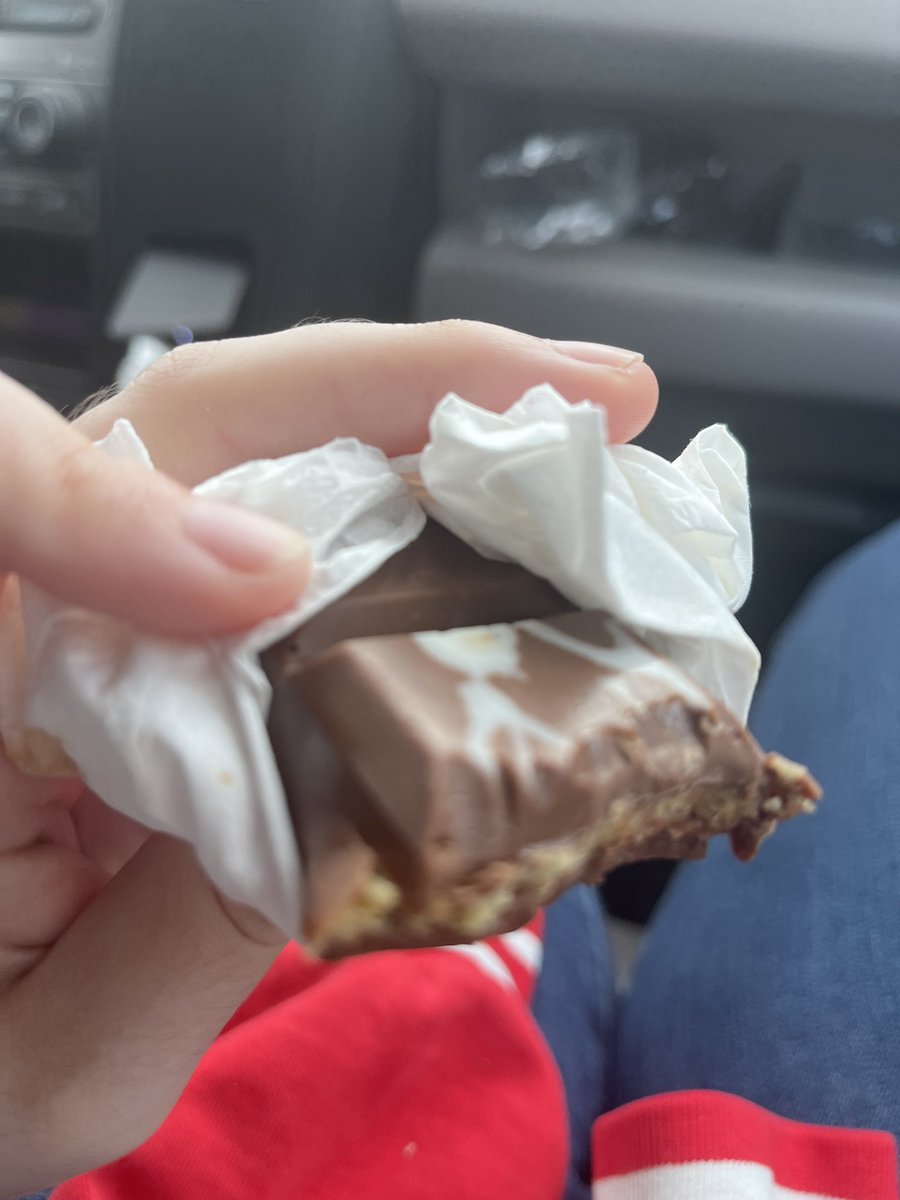 A GUY AT THE BOBA SHOP I WENT TO GAVE ME A FREE PIECE OF DUBAI CHOCOLATE 🥹🥹🥹🥹 ITS ACTUALLY SOOOO GOOD I GET THE HYPE