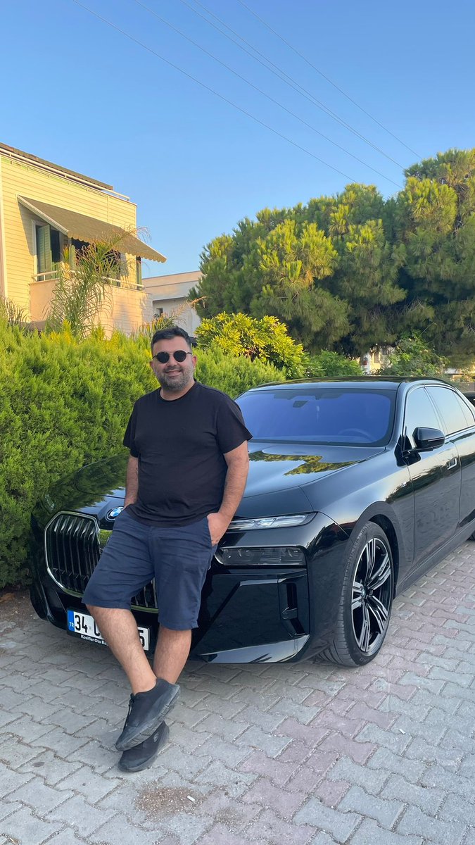 Bu sene benim için süper geçti, çok fazla çalıştım, hatta bazen 10 kişilik çalıştım ve en sonunda başardım. Hayal etmekten bir an bile vazgeçmedim ve sonunda patronuma son model yeni arabasını aldık.