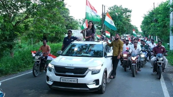 ପୁରୀ ଜିଲ୍ଲାର ବ୍ରହ୍ମଗିରି ବ୍ଳକ ୨୮ ନମ୍ବର ଜୋନରେ ଆୟୋଜିତ ତ୍ରିରଙ୍ଗା ଯାତ୍ରା ଏବଂ ବାଇକ୍ ଶୋଭାଯାତ୍ରାରେ ବିନା ହେଲମେଟ ଏମିତି ରାସ୍ତାକୁ କଭର କରି ବାଇକ୍ ଶୋଭାଯାତ୍ରା କେତେ ଠିକ ନା MLA @Upasanamoha ହେଲେ ବୋଲି ତାଙ୍କ ପାଇଁ ଆଇନ୍ କାନୁନ୍ ନାହିଁ ତୁରନ୍ତ ଦୃଢ଼ କାର୍ଯ୍ୟାନୁଷ୍ଠାନ ଗ୍ରହଣ କରିବାକୁ ପରିବହନ ବିଭାଗକୁ ବିନମ୍ର ଭାବେ