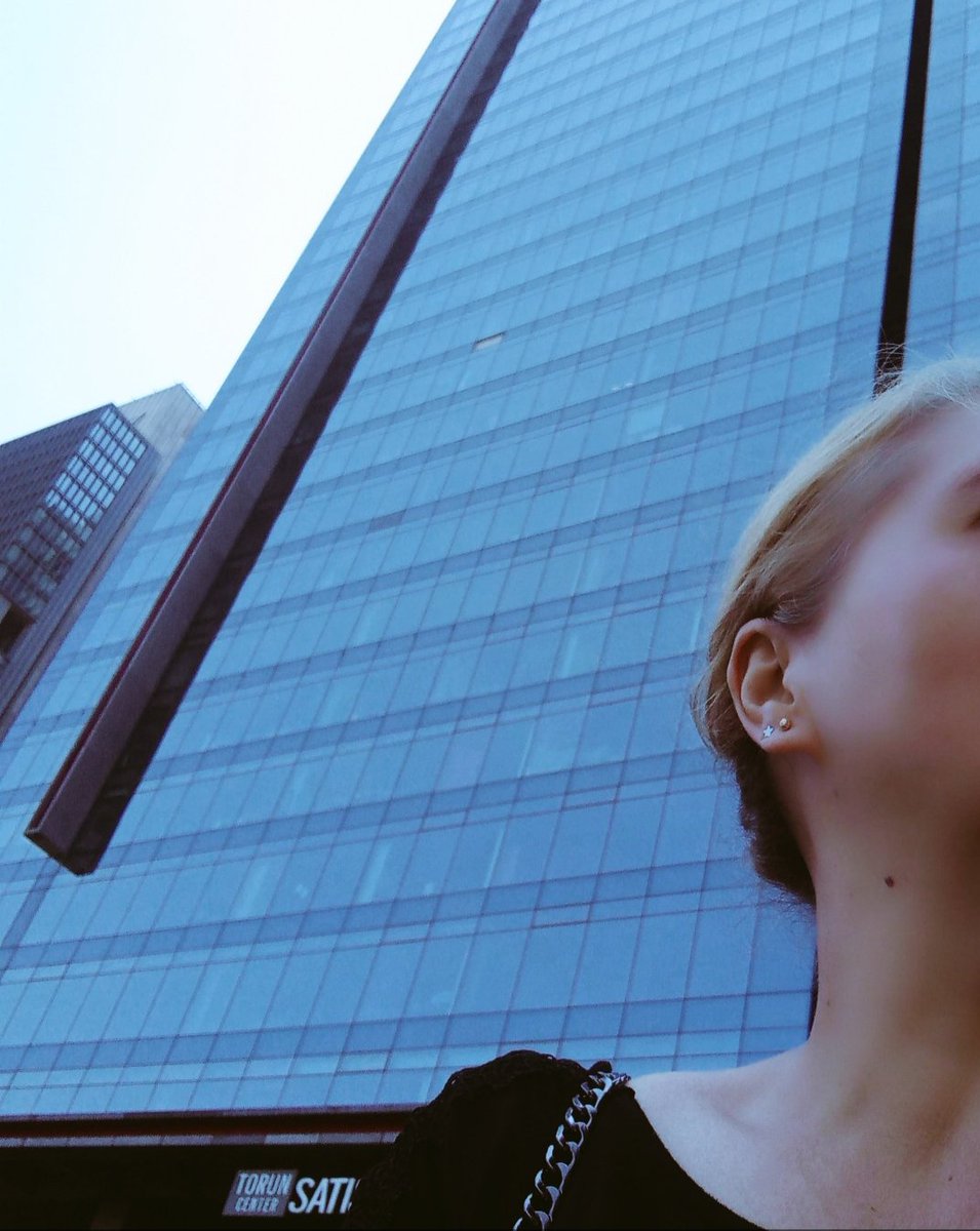 Gökyüzüne uzanan binalar, yerimde çırpınan ben, her şey bir kaos..