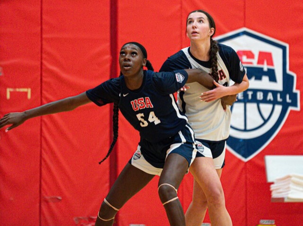 TaliaGoodmanWBB's tweet image. Top 2027 recruit Eve Long broke down her open recruitment with @Rivals. 

Programs discussed: Duke, ND, Kansas, UCLA, OU, UCLA, USC, TCU, UConn, South Carolina, Texas, Tennessee, LSU, Baylor

READ (+): on3.com/rivals/news/to…