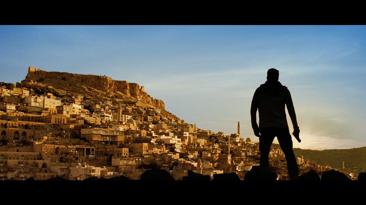 filmydoseonline's tweet photo. "Only true movie buffs will recognise this shot. Which film is it from?"

#Cinema #FilmyDose https://t.co/kizf1jqMD1