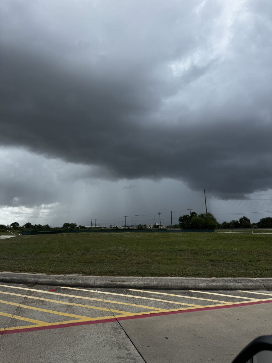 🤔 🤔 🤔 
I think we are fixing to get some rain?🌧️  🌩️