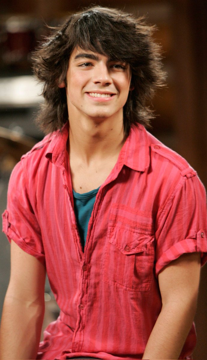 SpainJonasB's tweet photo. Hoy queremos desearle un muy feliz 36 cumpleaños a nuestro queridísimo @JoeJonas Te queremos!! ♥️🥳 https://t.co/OGaKRwX1h5