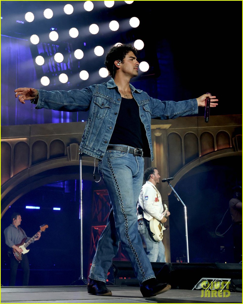 SpainJonasB's tweet photo. Hoy queremos desearle un muy feliz 36 cumpleaños a nuestro queridísimo @JoeJonas Te queremos!! ♥️🥳 https://t.co/OGaKRwX1h5